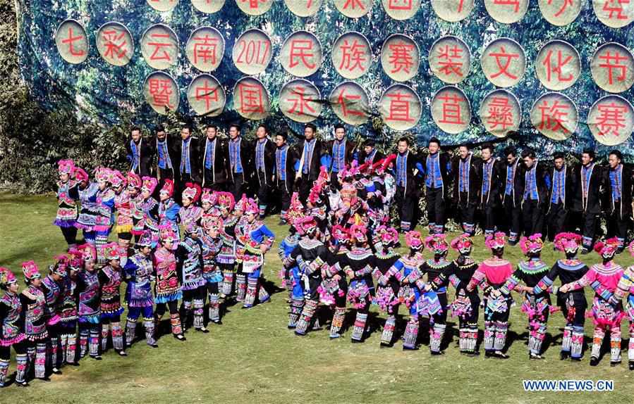 Chine : concours de costumes de l'ethnie Yi au Yunnan