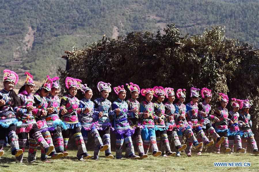 Chine : concours de costumes de l'ethnie Yi au Yunnan