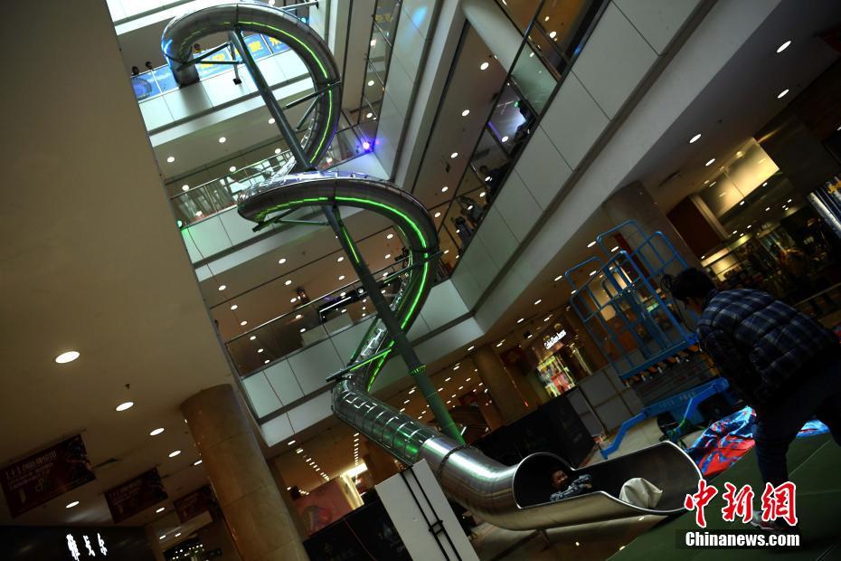 Un toboggan en spirale géant dans un centre commercial