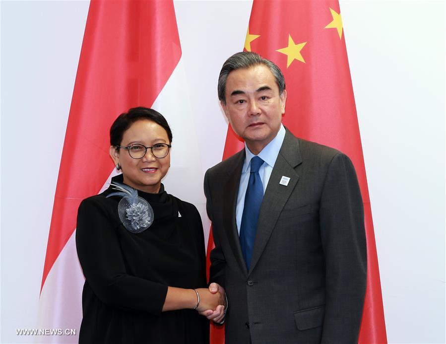 Entretien des ministres chinois et indonésien des AE sur les relations bilatérales