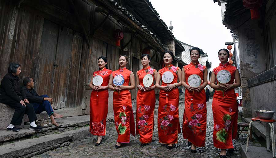 Zhejiang : pour le début du printemps, la tradition de la qipao
