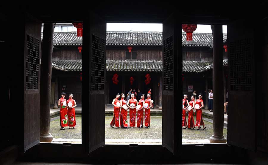 Zhejiang : pour le début du printemps, la tradition de la qipao