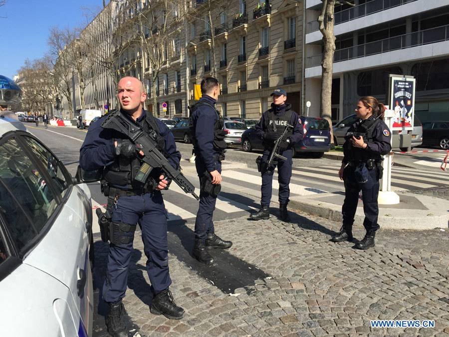 Un blessé dans l'explosion d'une enveloppe piégée au bureau du FMI à Paris 