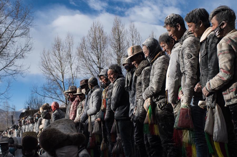 Les Tibétains terminent les célébrations de leur Nouvel An avec une bataille de farine d'orge