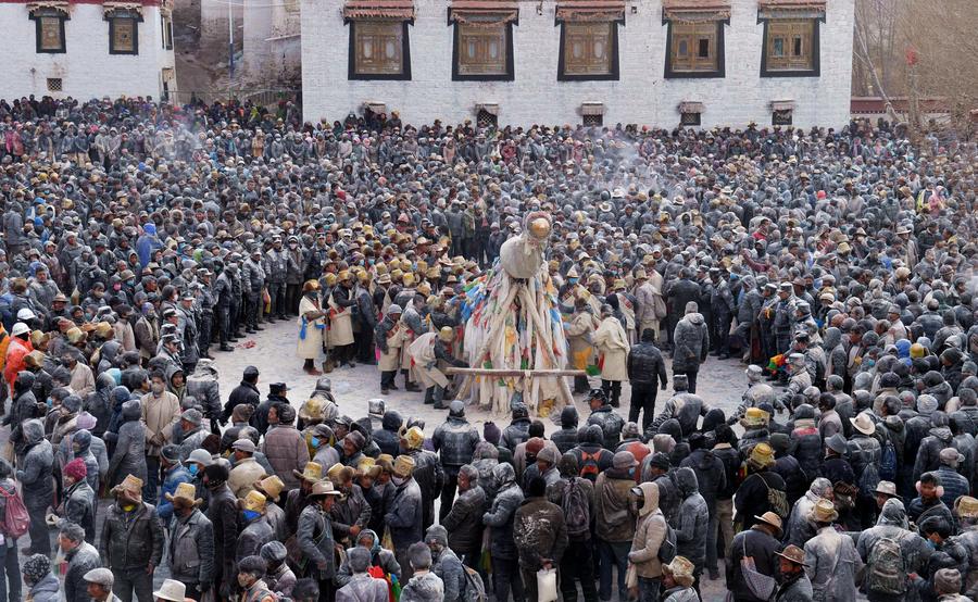 Les Tibétains terminent les célébrations de leur Nouvel An avec une bataille de farine d'orge