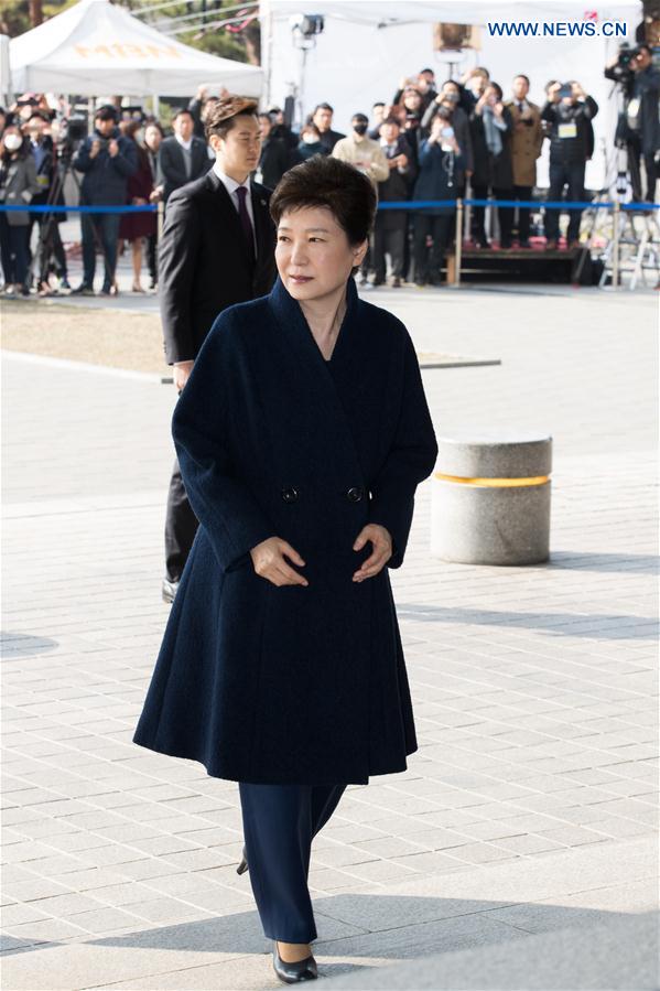 La présidente sud-coréenne destituée demande pardon à la foule avant d'entrer dans le Bureau du procureur