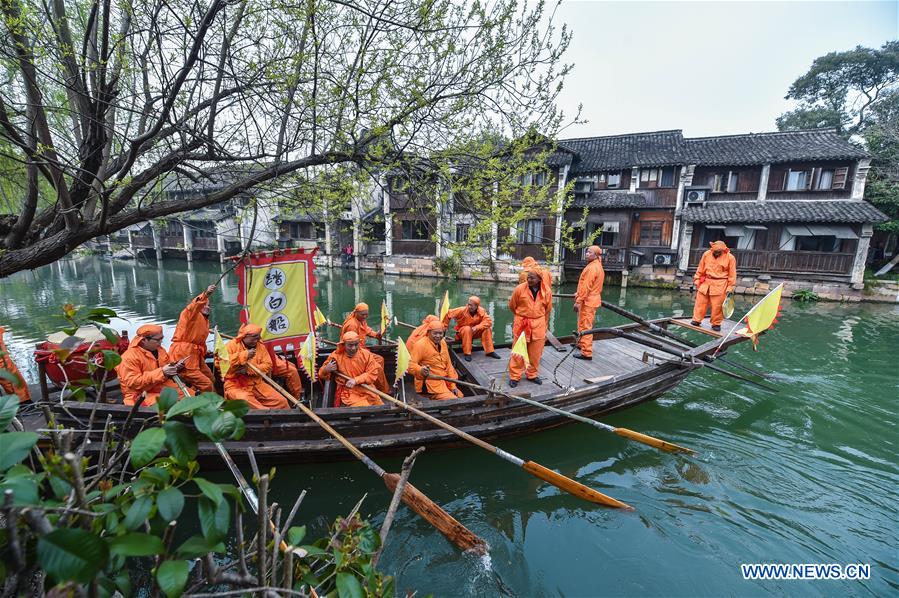 Chine : course de bateaux pour célébrer le festival Sanyuesan au Zhejiang