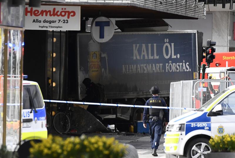 Attaque au camion dans le centre de Stockholm, 2 personnes tuées et de nombreux blessés