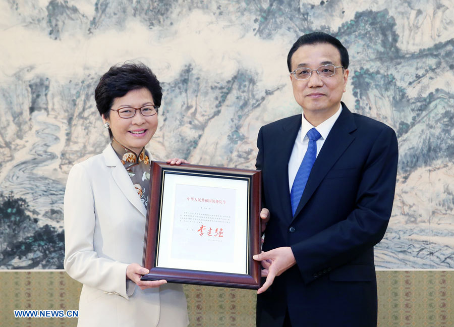 Li Keqiang octroie le certificat de nomination à Lam Cheng Yuet-ngor comme chef de l'exécutif de la RAS de Hong Kong