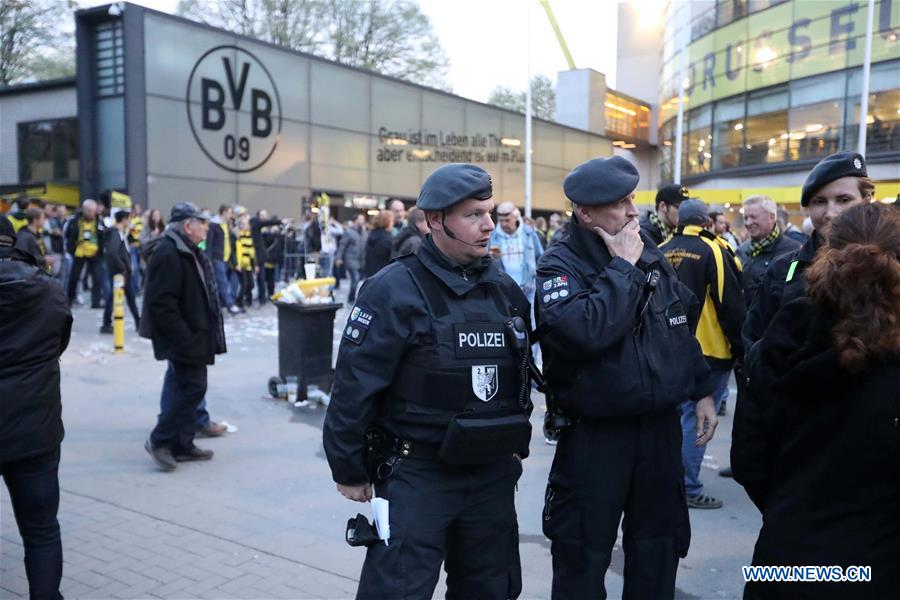 Allemagne : trois explosions touchent le bus de l'équipe de Dortmund