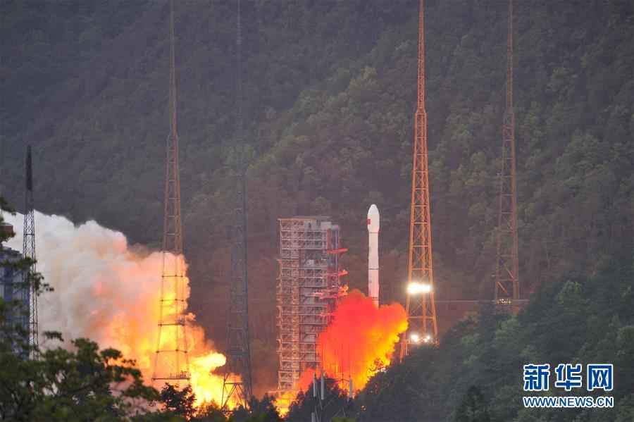 La Chine lance son premier satellite de télécommunications à haut débit