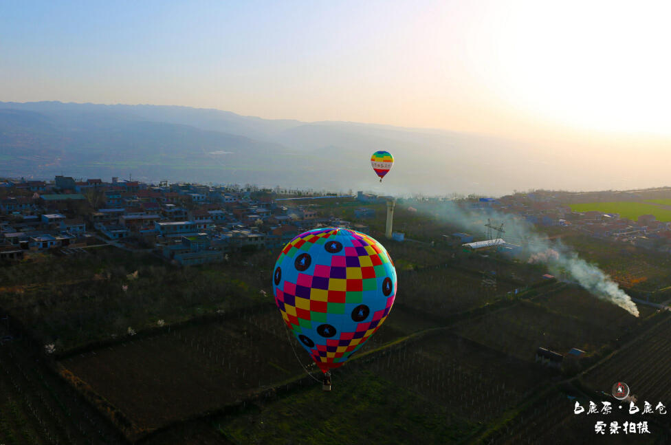 La fête des montgolfières du Carnaval de l'entrepôt du Cerf Blanc de Xi'an