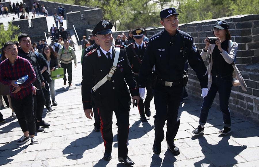 Des policiers italiens en patrouille sur la Grande Muraille
