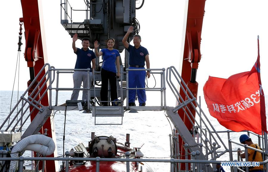 Le submersible Jiaolong ramène un échantillon de mont sous-marin en mer de Chine méridionale