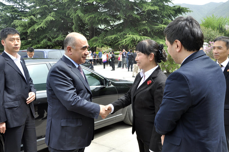 Visite du Vice-premier ministre de l'Ouzbékistan Aliyev au Mausolée de l'Empereur Qin Shihuang à Xi'an