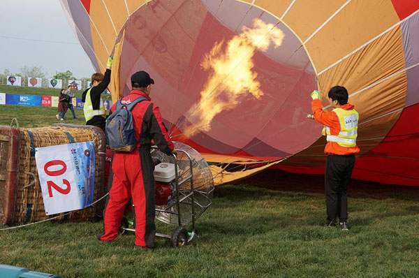 Début des activités du premier carnaval des montgolfières de Xi'an