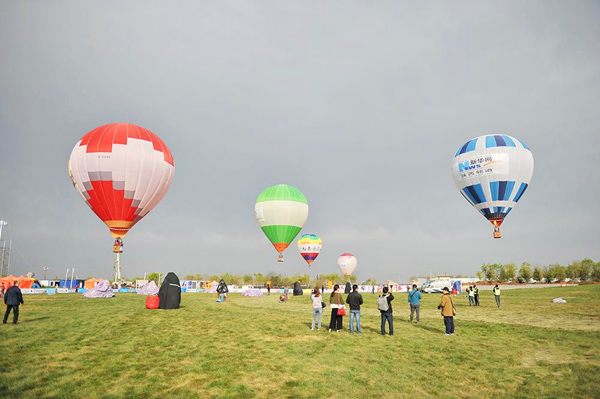 Début des activités du premier carnaval des montgolfières de Xi'an