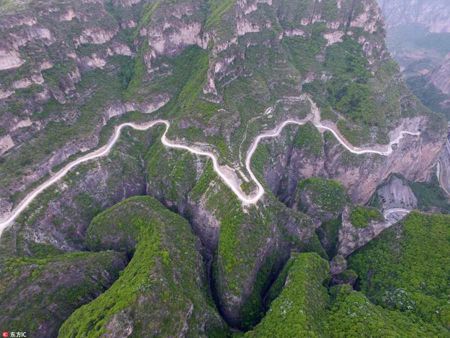 Chine : construction d'une route sur une falaise par des villageois