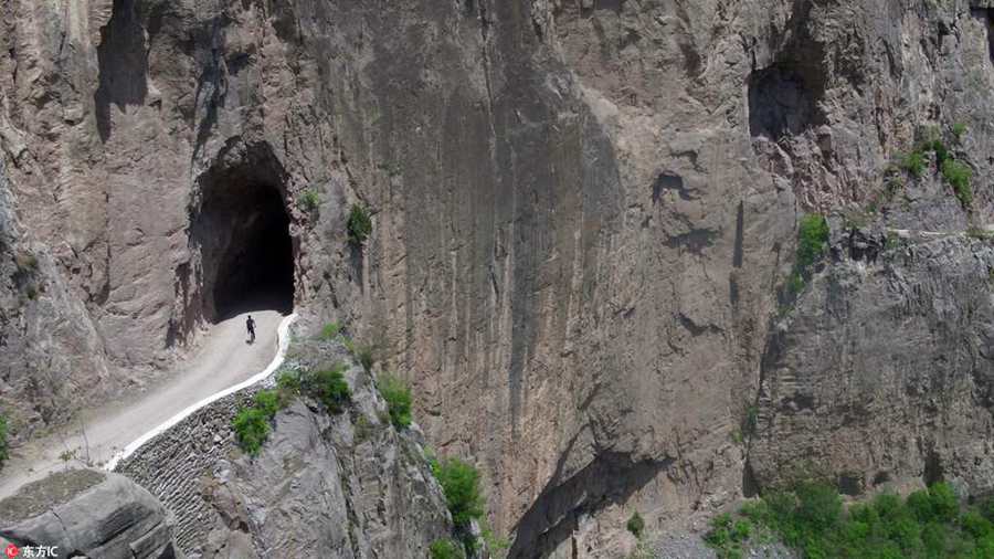 Chine : construction d'une route sur une falaise par des villageois