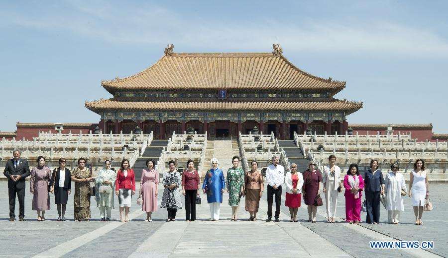 Les conjoints des dirigeants participant au FCR visitent le musée du Palais de Beijing