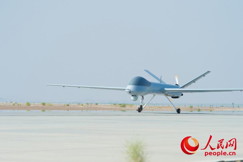 Images spectaculaires d'exercices de drones militaires