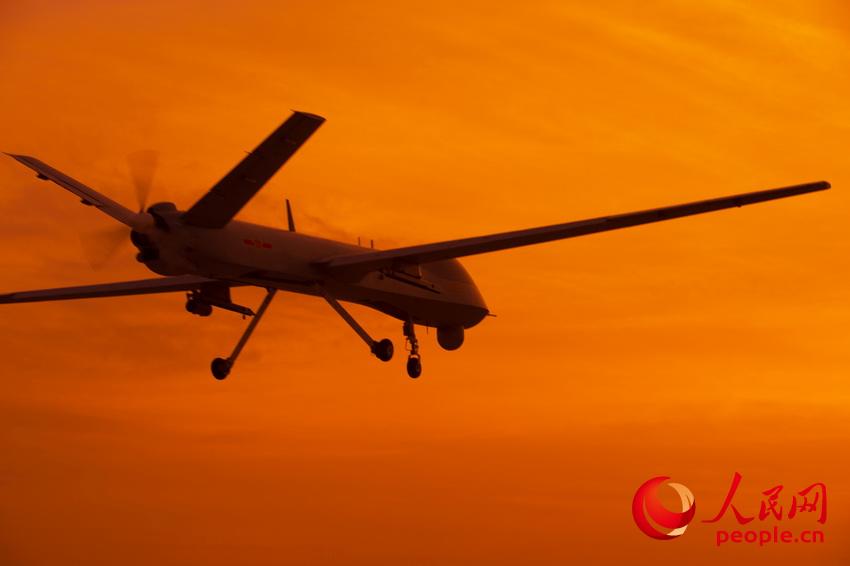 Une formation de drones militaires dans le désert de Gobi