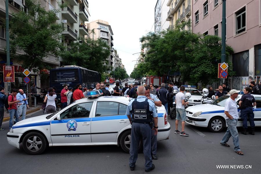 L'ancien Premier ministre grec Loukas Papadimos légèrement blessé par l'explosion d'une enveloppe piégée