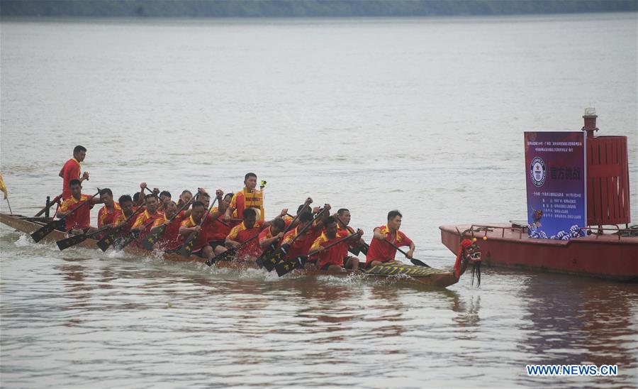 Une équipe chinoise de bateaux-dragons bat un nouveau record mondial Guinness