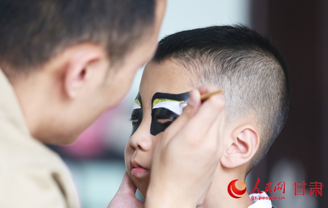 Les élèves des écoles découvrent les charmes de l'Opéra de Pékin à l'occasion de la Fête internationale de l'enfance