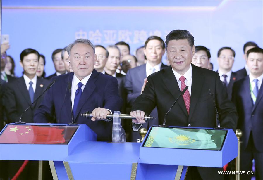 Xi Jinping visite le pavillon chinois de l'exposition d'Astana et appelle à faciliter les transports transfrontaliers