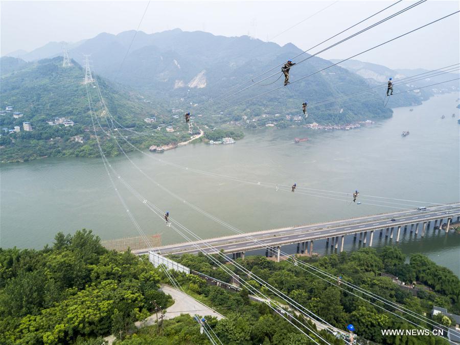 Chine : construction d'un projet de transmission d'électricité à Chongqing