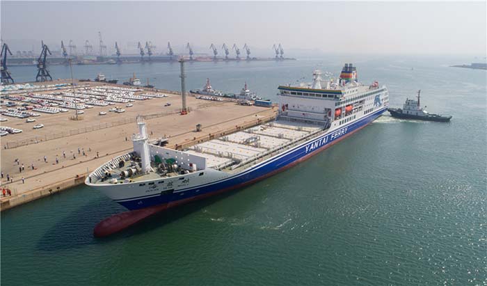 Escale inaugurale d'un porte-conteneurs chinois