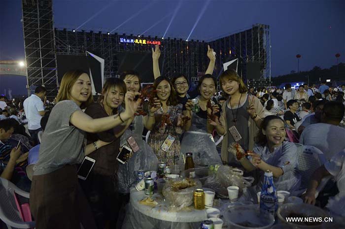 Banquet géant de homards dans l'est de la Chine