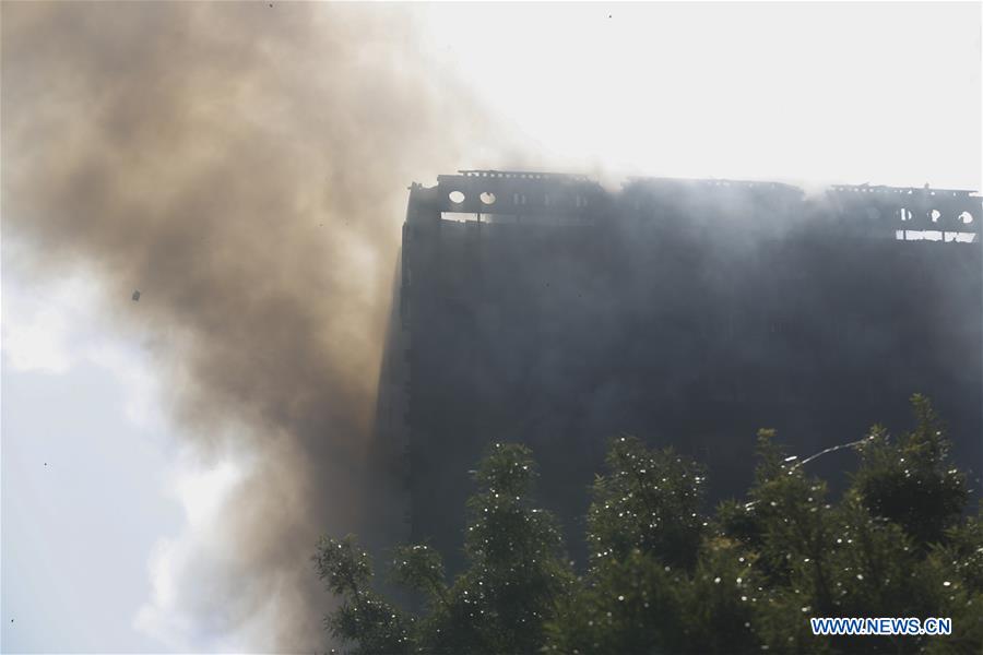 Londres : le bilan de l'incendie d'une tour résidentielle passe à 12 morts, selon Sky News