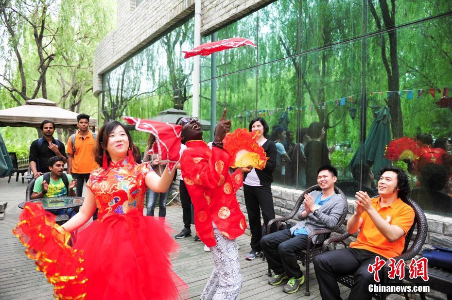 Un Africain adepte de l'opéra folklorique chinois