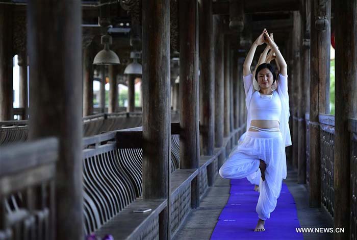 Des amateurs de yoga dans le Hubei