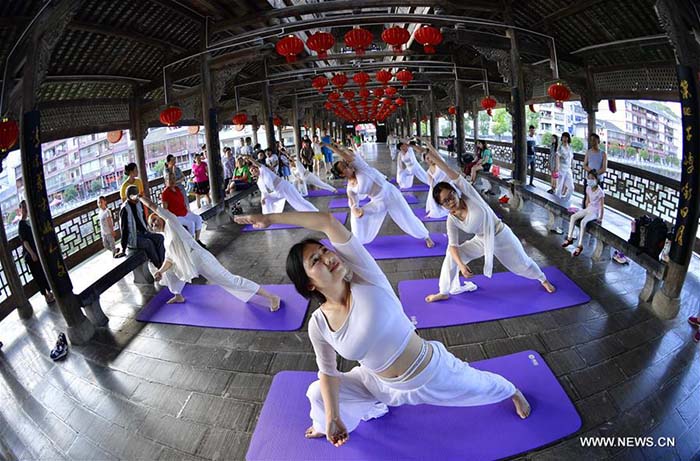 Des amateurs de yoga dans le Hubei