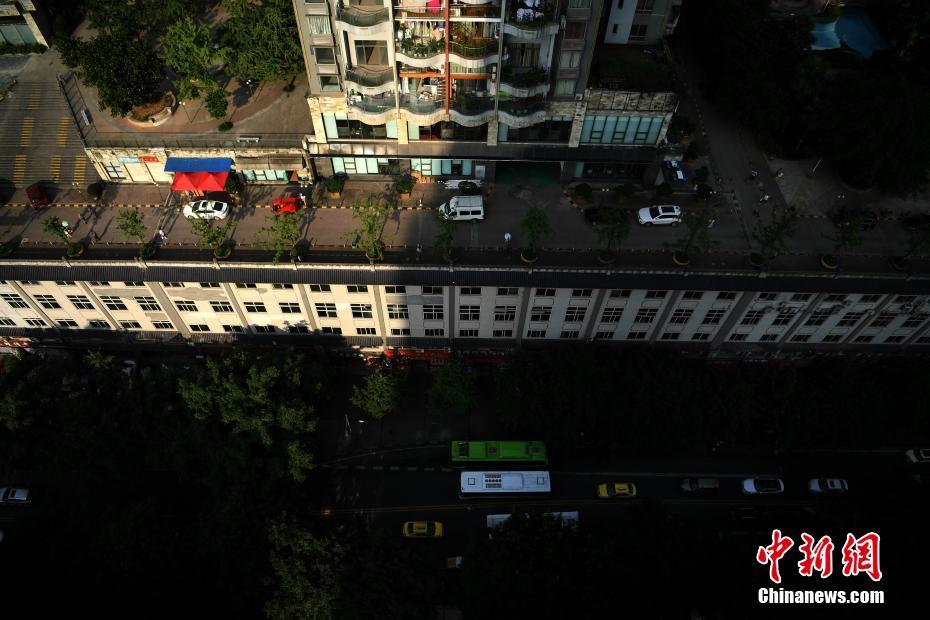 Chongqing : un trafic routier sur le toit des immeubles
