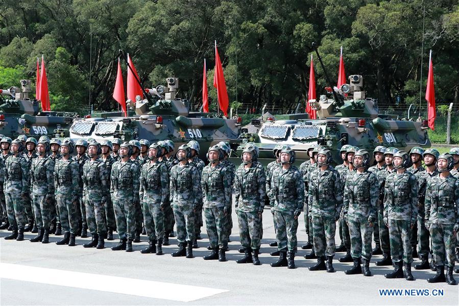 Le président chinois inspecte la garnison de l'APL à Hong Kong