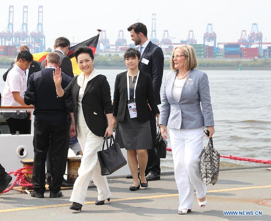 La première dame de Chine visite le port de Hambourg