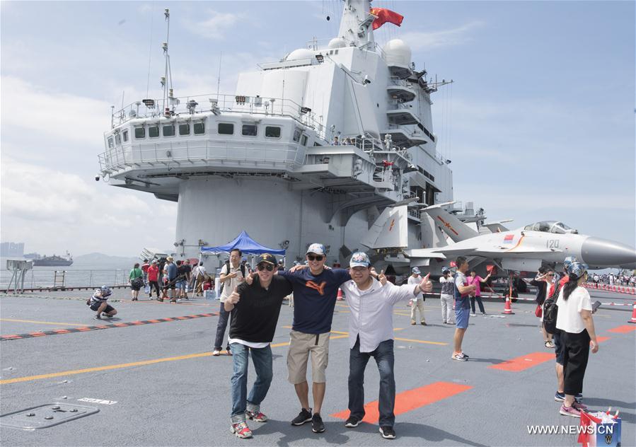 Grande première pour le porte-avions Liaoning à Hong Kong
