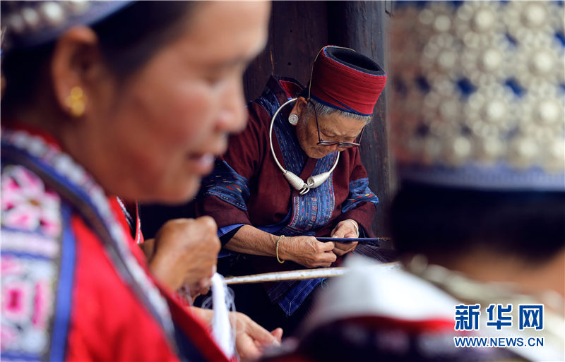 Une formation de broderie pour les femmes de l'ethnie Miao