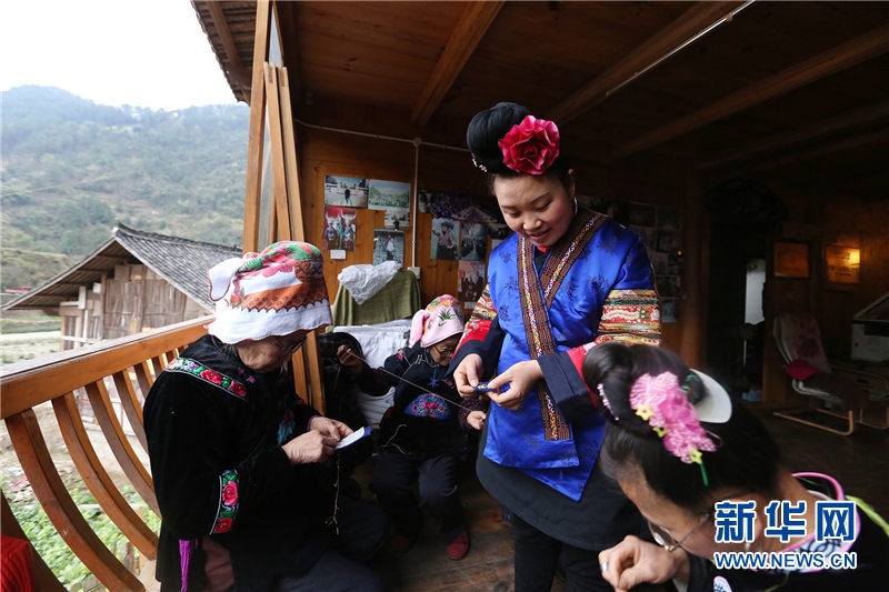 Une formation de broderie pour les femmes de l'ethnie Miao