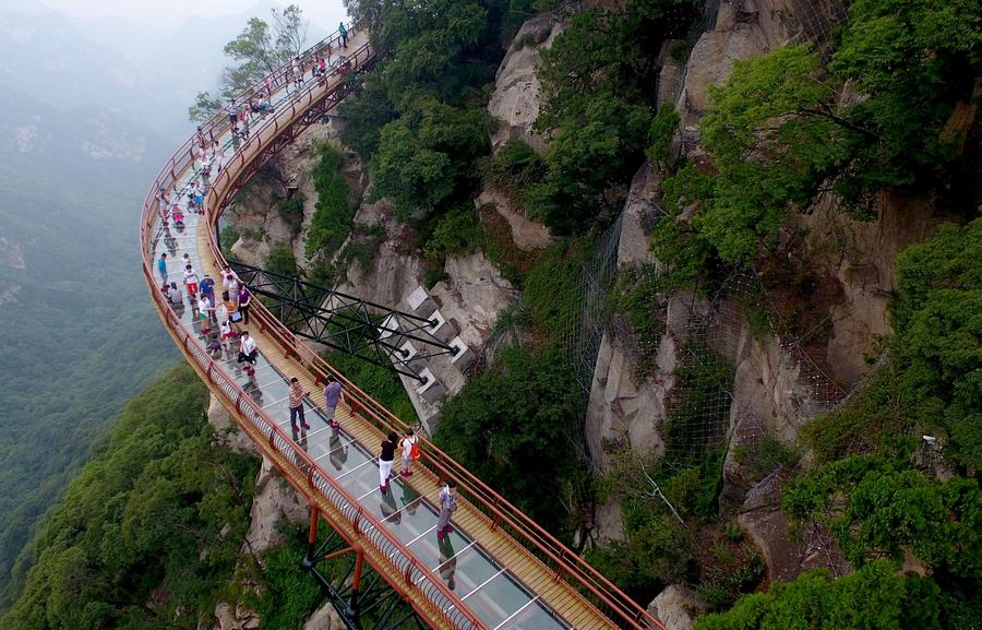 L'impressionnante route de planches du mont Shaohua