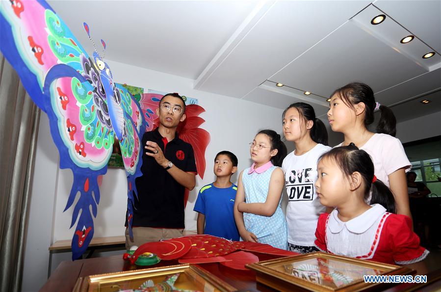 Des enfants découvrent le patrimoine culturel durant les vacances d'été au Hebei