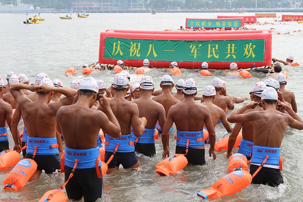 Gulangyu : traversée symbolique à la nage de la baie de Lujiang