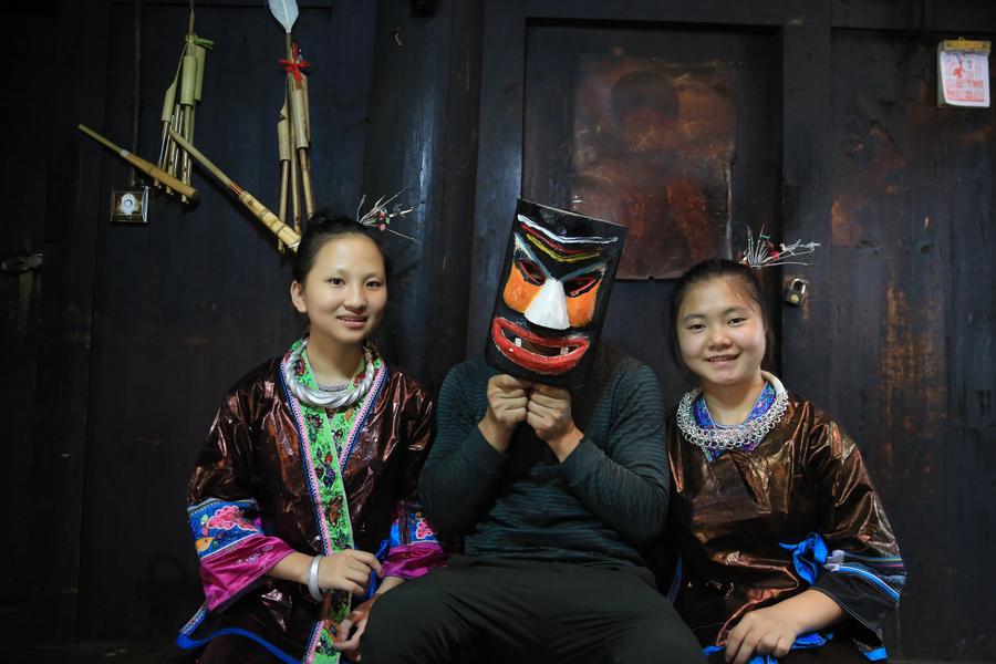 Un artisan miao et le savoir-faire des masques de Manggao