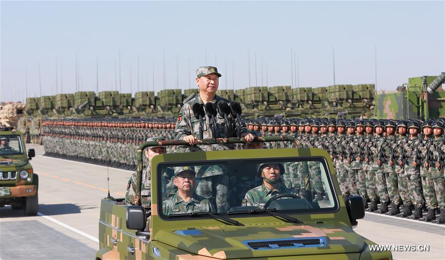 Xi Jinping passe en revue des troupes sur le terrain pour la première fois