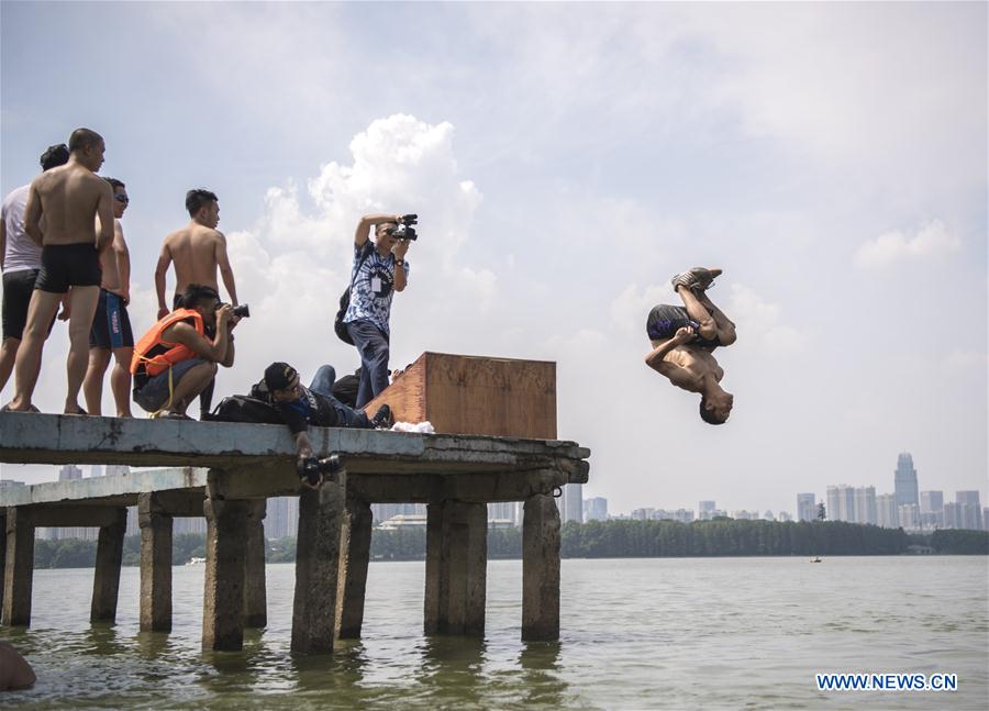Wuhan : l'art du plongeon pour se rafraîchir