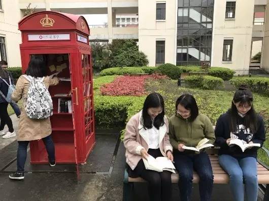 Shanghai : des cabines téléphoniques recyclées en bibliothèques